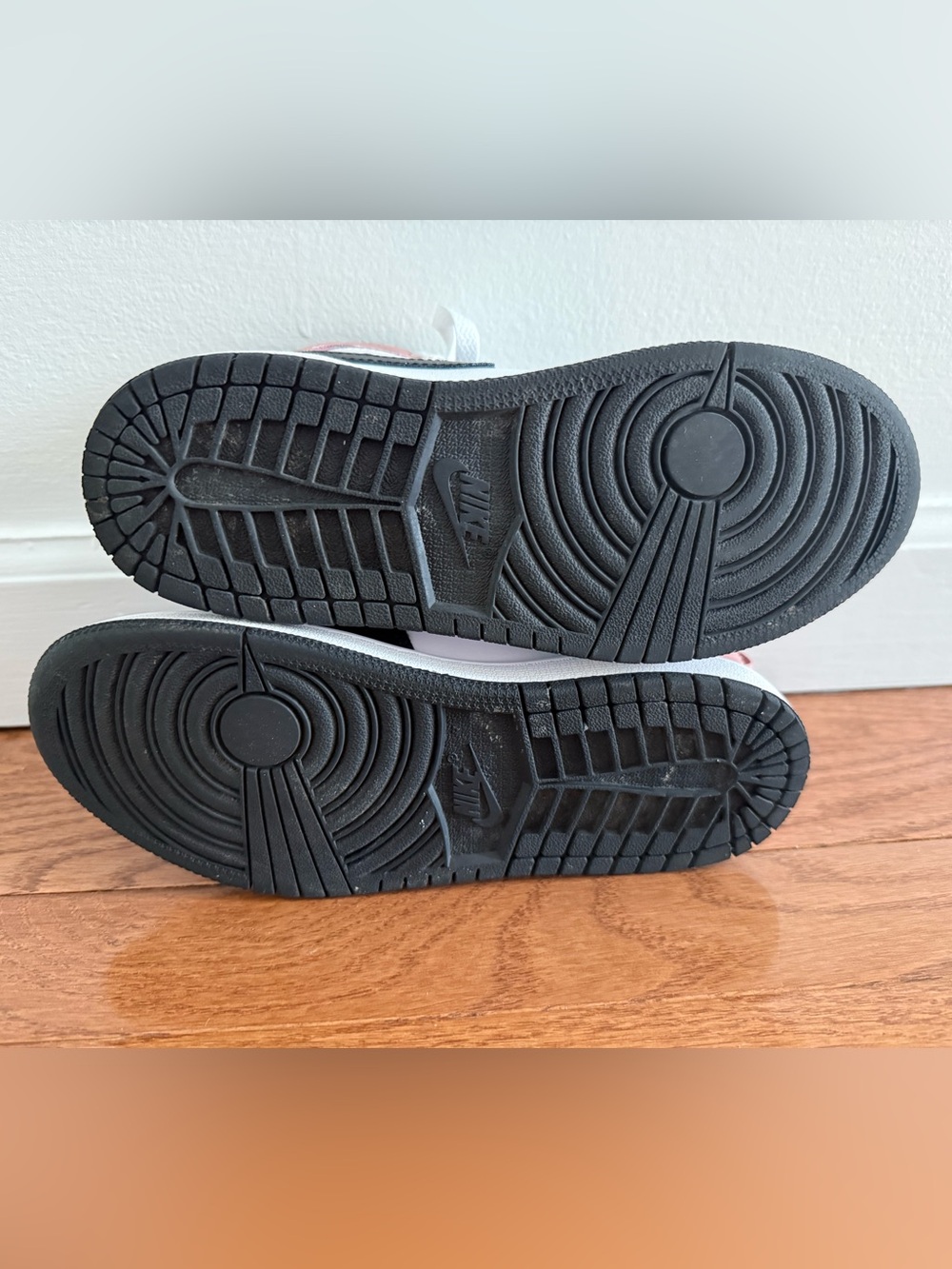 KID’S AIR JORDAN RETRO 1 MID CASUAL SHOES - Picture 9 of 10